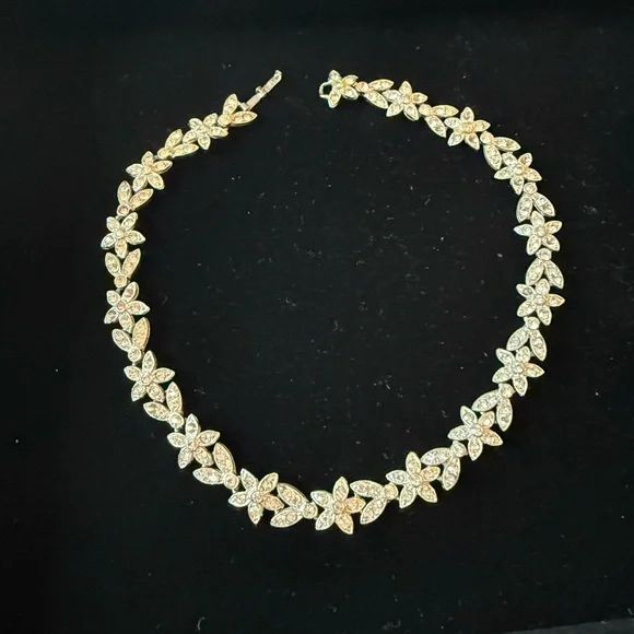 Elegant Gold Floral Necklace - Picture 1 of 4